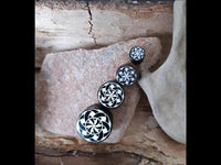 Load image into Gallery viewer, Plug Horn weiße Gravur schwarz Sternmuster Bänder Blende
