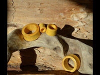 Cargar imagen en el visor de la galería, Holz Tunnel Jackfrucht konvex schmal ocker double flared
