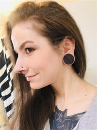 Load image into Gallery viewer, Holzplug Zebraholz handgeschnitzt braun gestreift Tribal Holz Tunnel Plug Expander
