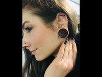 Load image into Gallery viewer, Herz Blumen Muster Lasergravur Sawoholz Tribal Plug
