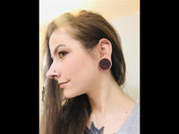 Load image into Gallery viewer, Herz Blumen Muster Lasergravur Sawoholz Tribal Plug
