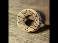 Load image into Gallery viewer, Bananenholz Flesh Tunnel hell ribbed straight konkav
