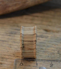 Load image into Gallery viewer, Bananenholz Plug hell ribbed straight konkav
