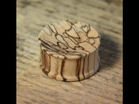 Load image into Gallery viewer, Bananenholz Plug hell ribbed straight konkav
