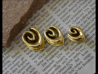 Load image into Gallery viewer, Saddle Plug Flesh Tunnel Messing gold Tropfen Spirale
