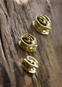 Load image into Gallery viewer, Saddle Plug Flesh Tunnel Messing gold Tropfen Spirale
