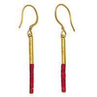 Load image into Gallery viewer, Ohrringe vergoldet Jaspis Stab gebürstet 925 Silber rot 26 mm Goldschmiedearbeit
