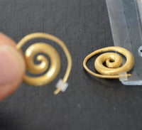 Load image into Gallery viewer, Ohrringe vergoldet 925 Silber gebürstet Spiralen
