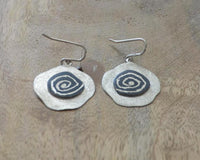 Load image into Gallery viewer, Ohrringe 925 Sterling Silber Spiegelei Spirale schwarz
