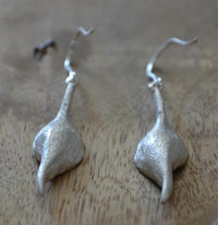 Load image into Gallery viewer, Ohrringe 925 Sterling Silber Blüte 40mm lang oxidiert
