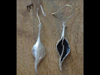 Load image into Gallery viewer, Ohrringe 925 Sterling Silber Blüte 40mm lang oxidiert
