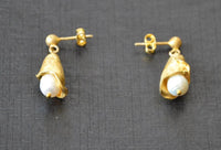 Load image into Gallery viewer, Ohrstecker vergoldet 925 Silber Perle Glockenblume
