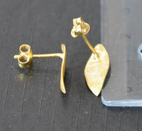 Load image into Gallery viewer, Ohrstecker vergoldet 925 Silber Mandel gewellt
