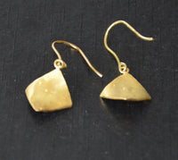 Load image into Gallery viewer, Ohrringe vergoldet 925 Silber Raute gebogen uneben
