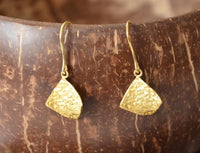 Load image into Gallery viewer, Ohrringe vergoldet 925 Silber Raute gebogen uneben
