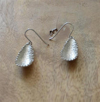 Load image into Gallery viewer, Ohrringe 925 Sterling Silber Träne Punkte gehämmert
