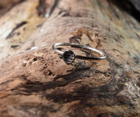 Cargar imagen en el visor de la galería, Ring Silber 925 oxidiert Kreis Streifen 1mm gebürstet
