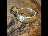 Load image into Gallery viewer, Ring Silber vergoldet gehämmert gebürstet Giraffe
