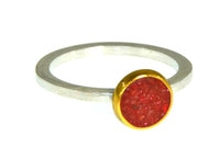 Load image into Gallery viewer, Ring Silber 925 vergoldet crushed Koralle Kreis
