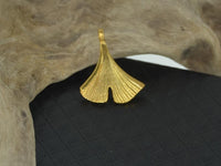 Load image into Gallery viewer, Anhänger Silber 925 vergoldet Ginkgo Blatt 25mm
