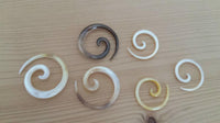 Load image into Gallery viewer, Perlmutt Piercing Spirale Expander Muschel filigran geschnitzt Handarbeit Dehner
