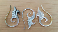 Load image into Gallery viewer, Perlmutt Piercing Spiral Hook 2mm Expander Muschel filigran handgeschnitzt Ohr
