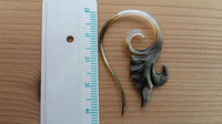 Load image into Gallery viewer, Perlmutt Piercing Spiral Hook 2mm Expander Muschel filigran handgeschnitzt Ohr
