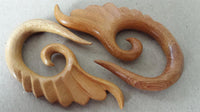 Load image into Gallery viewer, Piercing Holz Jack fruit wood Flügel Ohrstecker Expander handgeschnitzt
