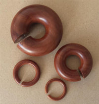 Cargar imagen en el visor de la galería, Piercing Sawoholz Holz Expander rotbraun groß Ohrstecker Ring Bogen Dehner Donut
