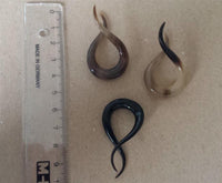 Cargar imagen en el visor de la galería, Hook Buffalo Horn Piercing Expander Bogen gewunden hell bis schwarz 6mm Lobe
