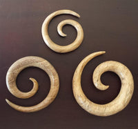 Load image into Gallery viewer, Piercing Walnuss Holz Expander beige Spirale Hoop 4mm 6mm 8mm Dehnschnecke Dehner
