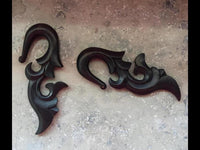 Load image into Gallery viewer, Sonoholz Lobe Piercing Holz Fishtail Hook 8mm Dehnspirale Dehnschnecke schwarz
