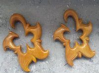 Load image into Gallery viewer, Jackfrucht Holz hell Lobe Piercing Blüte Hook 10mm
