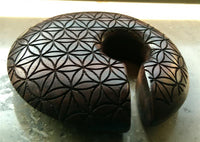 Load image into Gallery viewer, Holz dunkelbraun Piercing Hoop Creole Blume des Lebens
