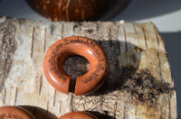 Load image into Gallery viewer, Piercing Sawoholz Holz Ohrgewicht Ring Donut Schrift

