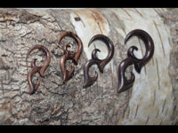 Load image into Gallery viewer, Sonoholz lang Tribal Piercing Holz Bögen Ornament
