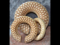 Load image into Gallery viewer, Donut Ohr Piercing Dahlie Krokodilholz Ohrgewicht
