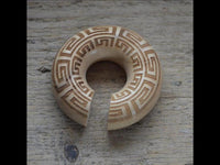 Cargar imagen en el visor de la galería, Ohr Donut Piercing griechisch Krokodilholz Ohrgewicht
