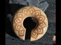 Load image into Gallery viewer, Ohr Donut Piercing Blüte Krokodilholz Ohrgewicht
