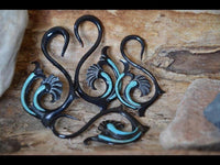 Cargar imagen en el visor de la galería, Horn Piercing Dehnspirale Türkis Inlay Fishtail Schwan
