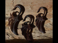 Cargar imagen en el visor de la galería, Piercing Narra Holz Flügel Dehnspirale schmal braun
