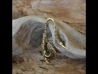 Cargar imagen en el visor de la galería, Ohr Piercing Brass gold Krähen Kralle Dehner 2mm
