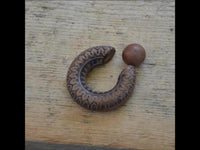 Load image into Gallery viewer, Captive Bead Klemmkugel Ring Sawoholz Piercing Blume
