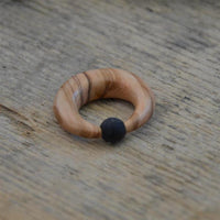 Load image into Gallery viewer, Gummi Klemmkugel Ring Olivenholz Piercing Sichel
