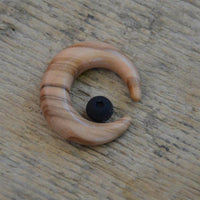 Load image into Gallery viewer, Gummi Klemmkugel Ring Olivenholz Piercing Sichel
