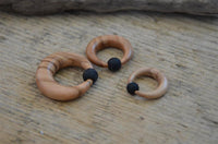 Load image into Gallery viewer, Gummi Klemmkugel Ring Olivenholz Piercing Sichel
