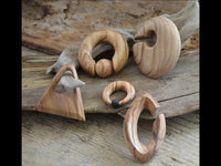 Cargar imagen en el visor de la galería, Olivenholz 14mm Piercing Hoop Creole Mandel 65mm hell
