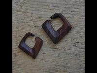 Load image into Gallery viewer, Narraholz Piercing Raute dunkelbraun 4mm 6mm
