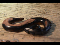 Load image into Gallery viewer, Piercing Narra Holz braun dunkel Zahnrad S-Form Spitze
