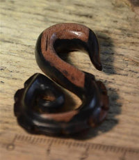 Load image into Gallery viewer, Piercing Narra Holz braun dunkel Zahnrad S-Form Spitze
